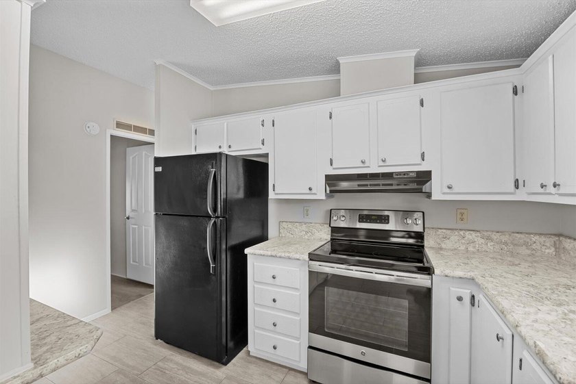 Spacious 2 bedroom, 2 bath home on a corner lot in the desirable - photo 9