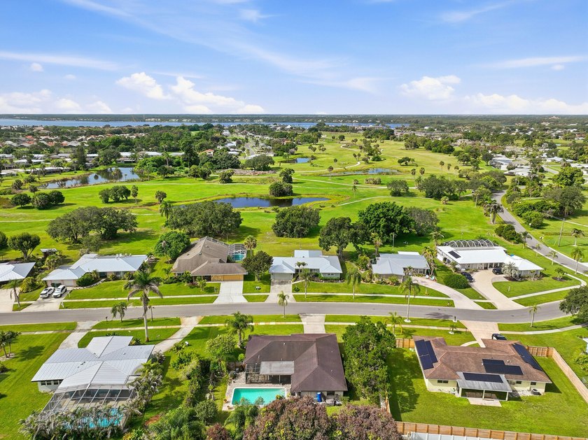 Welcome to this beautifully maintained 4-bedroom, 2-bath, 2-car - photo 11