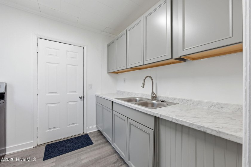 Updated two-bedroom one-bathroom home within minutes of medical - photo 15