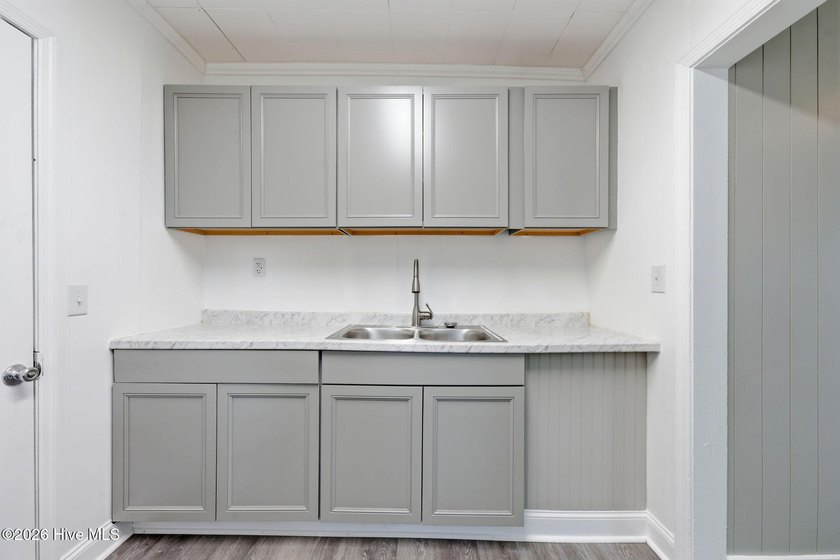 Updated two-bedroom one-bathroom home within minutes of medical - photo 18