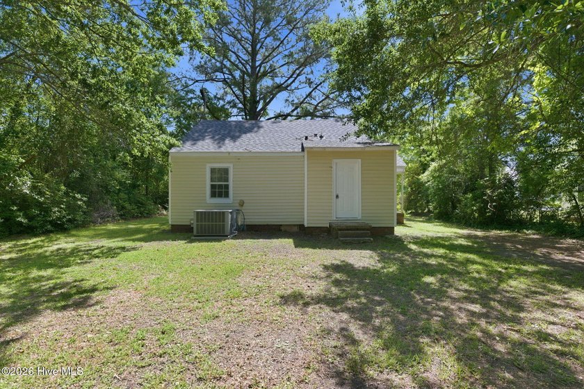 Updated two-bedroom one-bathroom home within minutes of medical - photo 19