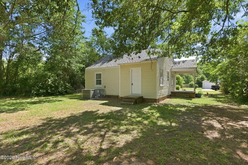 Updated two-bedroom one-bathroom home within minutes of medical - photo 20
