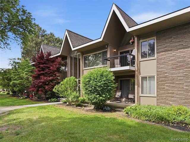 Premium, worry-free living in Bloomfield Hills! This 2nd-floor - photo 2