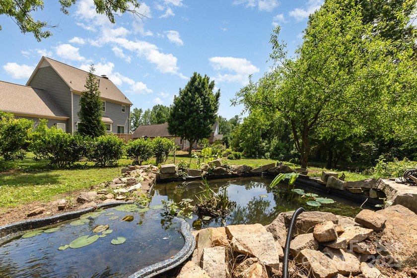 Stunning and spacious 4-bedroom, 2.5-bath home located in the - photo 4