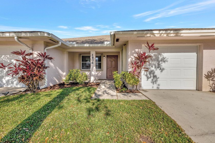 Priced to sell immediately! This move-in ready 2/2/1 townhome in - photo 3
