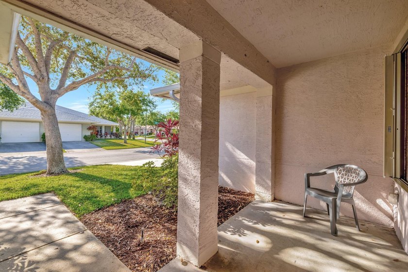 Priced to sell immediately! This move-in ready 2/2/1 townhome in - photo 4
