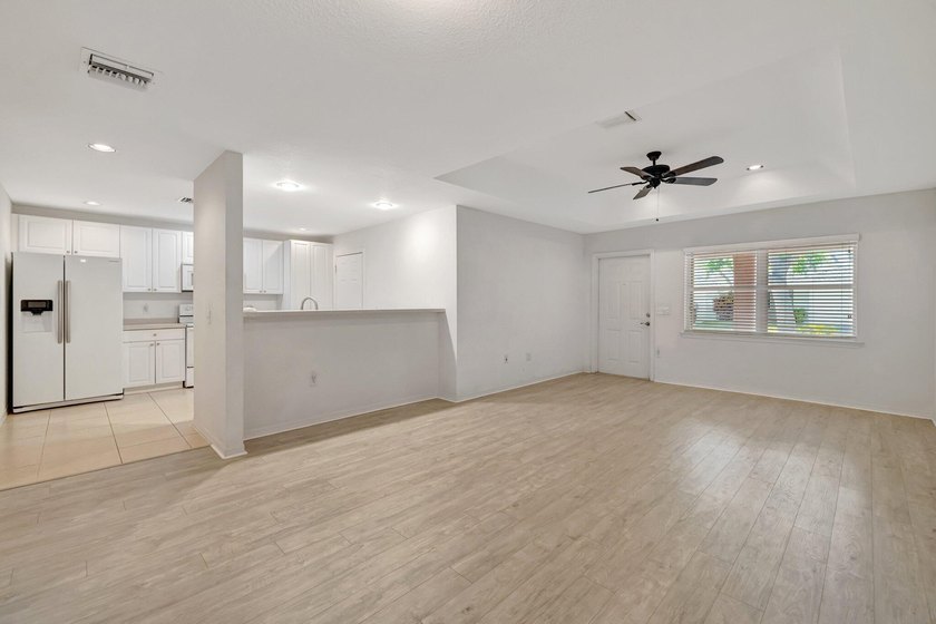 Priced to sell immediately! This move-in ready 2/2/1 townhome in - photo 6