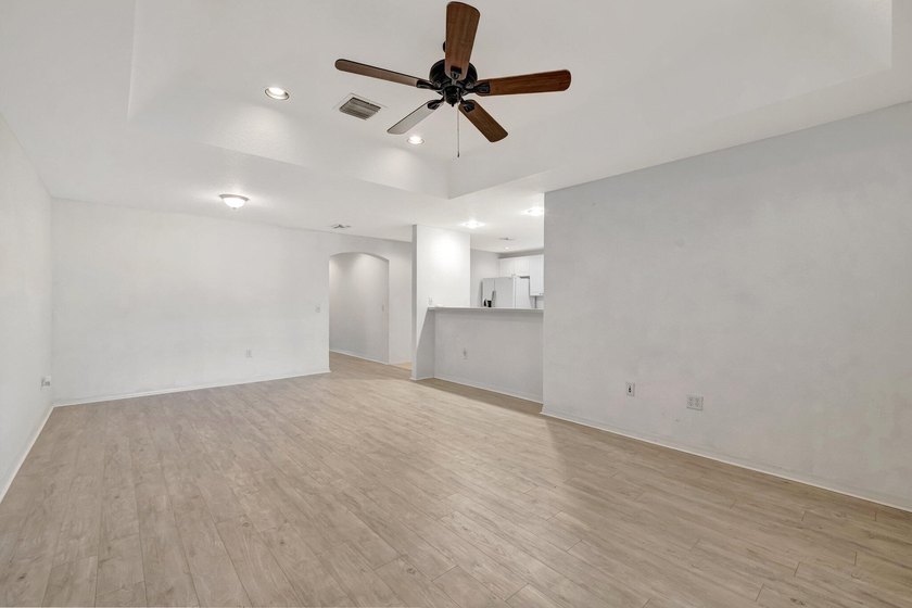 Priced to sell immediately! This move-in ready 2/2/1 townhome in - photo 7