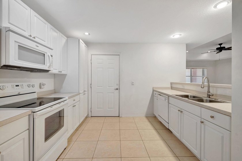 Priced to sell immediately! This move-in ready 2/2/1 townhome in - photo 10