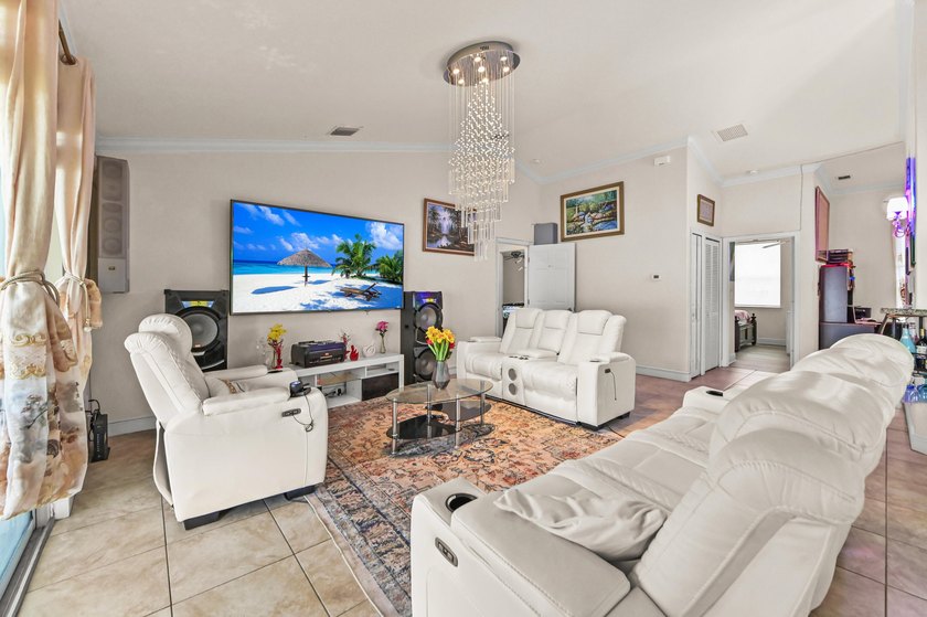 Welcome to this beautiful Port St. Lucie 4 bedrooms and 2 - photo 4