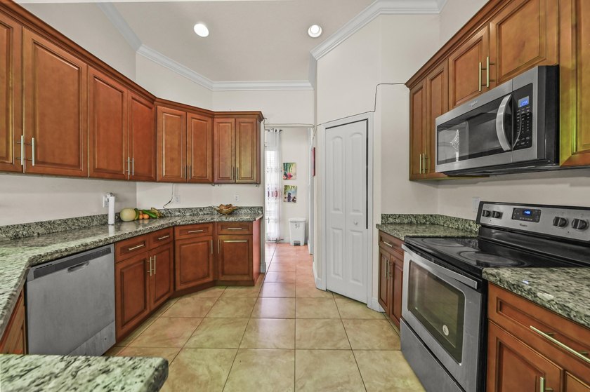 Welcome to this beautiful Port St. Lucie 4 bedrooms and 2 - photo 7