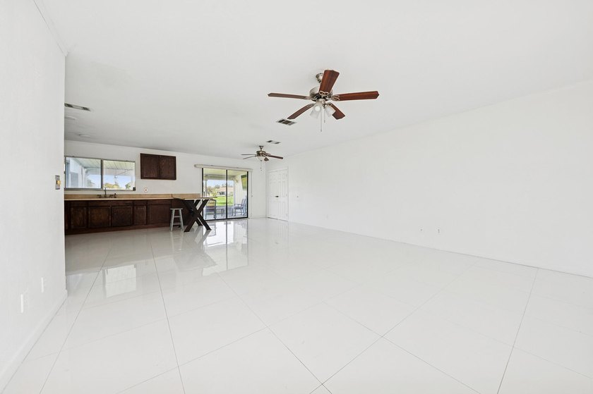 Welcome to this spacious 3 bed and 3 bath home with 2 ensuites - photo 2