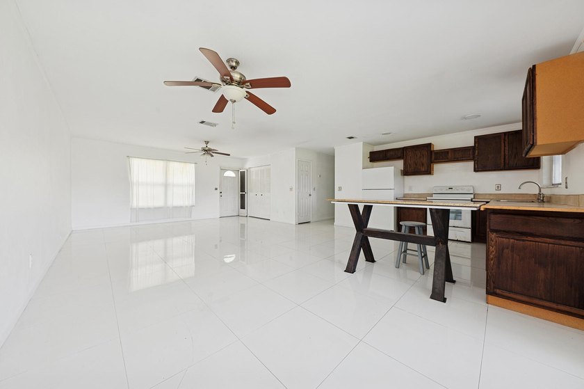 Welcome to this spacious 3 bed and 3 bath home with 2 ensuites - photo 5