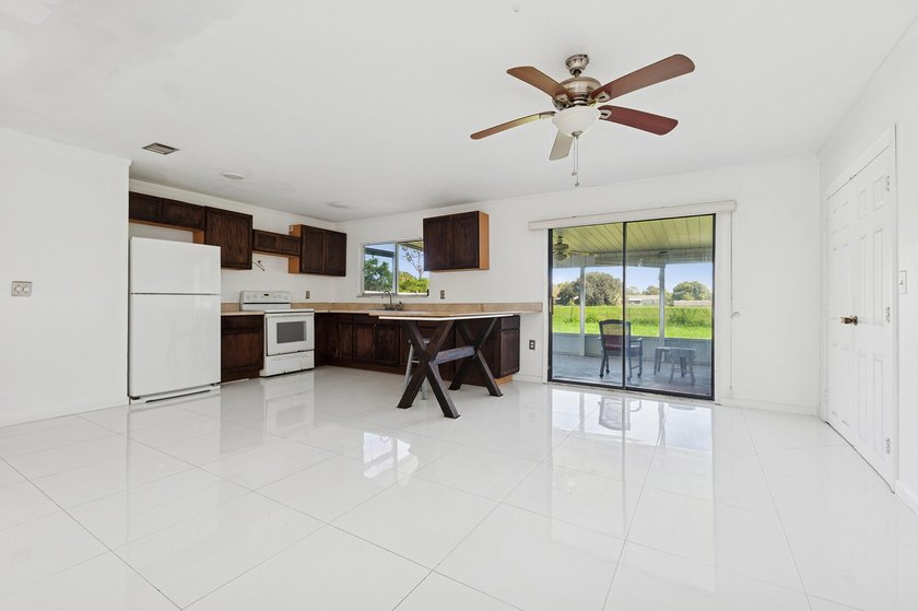 Welcome to this spacious 3 bed and 3 bath home with 2 ensuites - photo 6