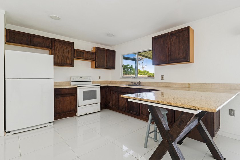 Welcome to this spacious 3 bed and 3 bath home with 2 ensuites - photo 7