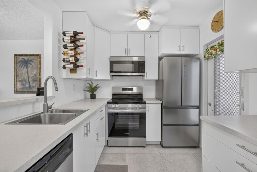 Beautifully updated 2-bedroom, 2-bath first-floor corner unit in - photo 2
