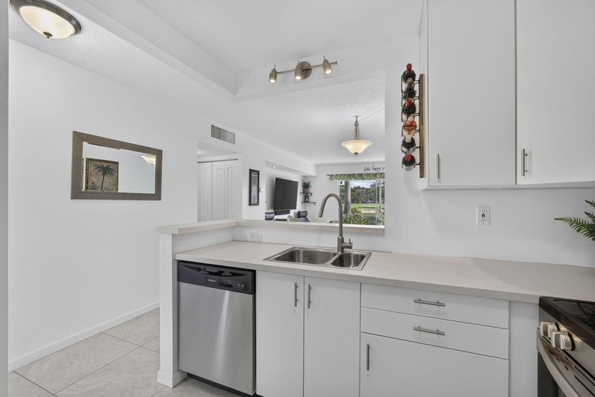 Beautifully updated 2-bedroom, 2-bath first-floor corner unit in - photo 4