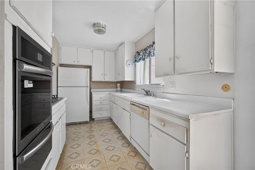 Welcome to 8170 Glengarry Green, a delightful single-family - photo 15