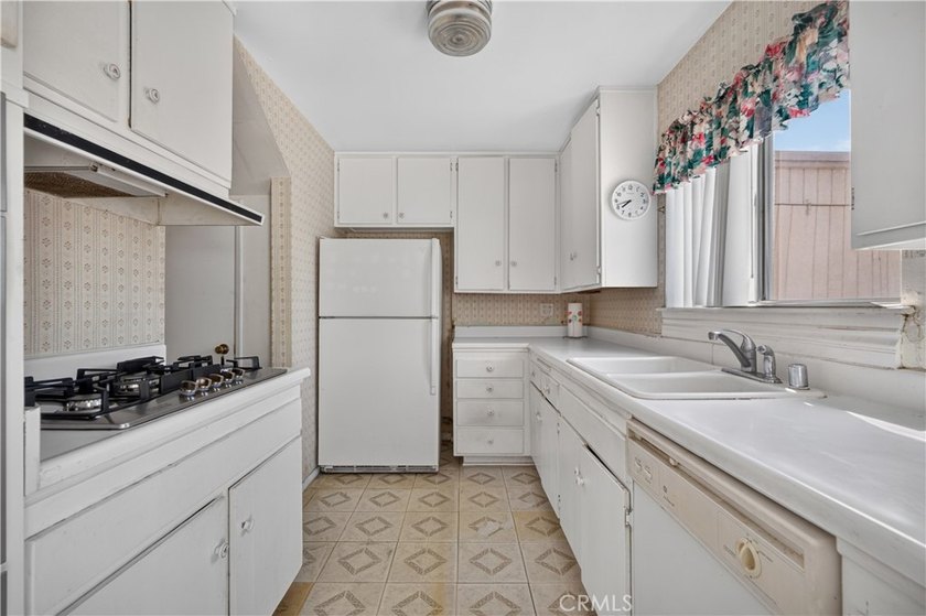 Welcome to 8170 Glengarry Green, a delightful single-family - photo 16