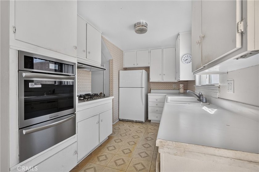 Welcome to 8170 Glengarry Green, a delightful single-family - photo 17