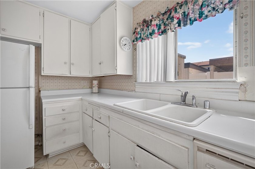Welcome to 8170 Glengarry Green, a delightful single-family - photo 19