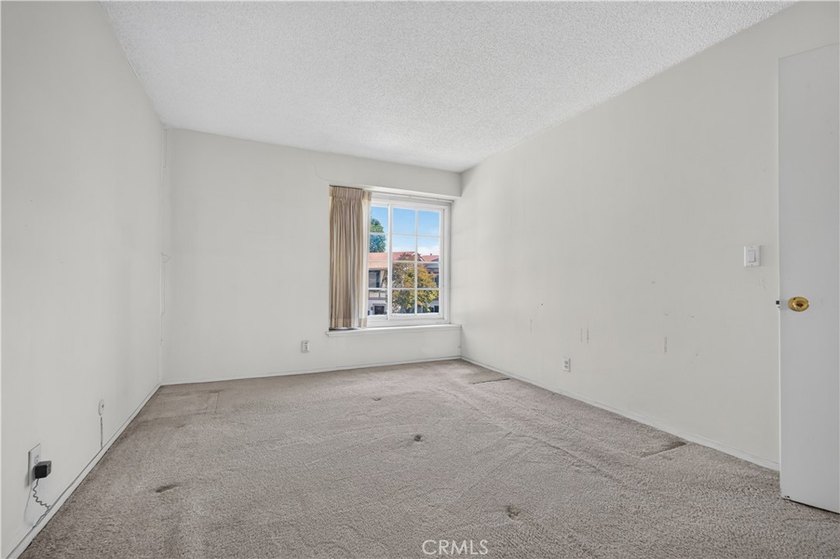 Welcome to 8170 Glengarry Green, a delightful single-family - photo 31