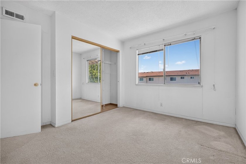 Welcome to 8170 Glengarry Green, a delightful single-family - photo 35