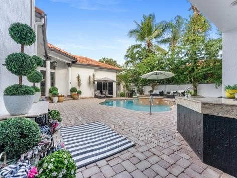 Welcome to this stunning courtyard home with 1/1 separate guest - photo 6