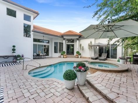 Welcome to this stunning courtyard home with 1/1 separate guest - photo 8
