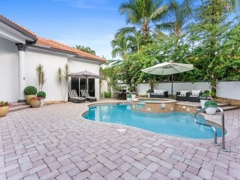 Welcome to this stunning courtyard home with 1/1 separate guest - photo 9