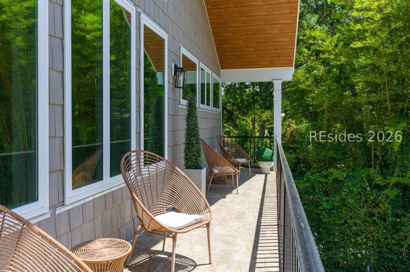 Stunning Custom-Built 4-Bedroom Home in Prime Folly Field - photo 3