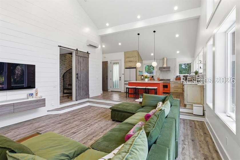 Stunning Custom-Built 4-Bedroom Home in Prime Folly Field - photo 10