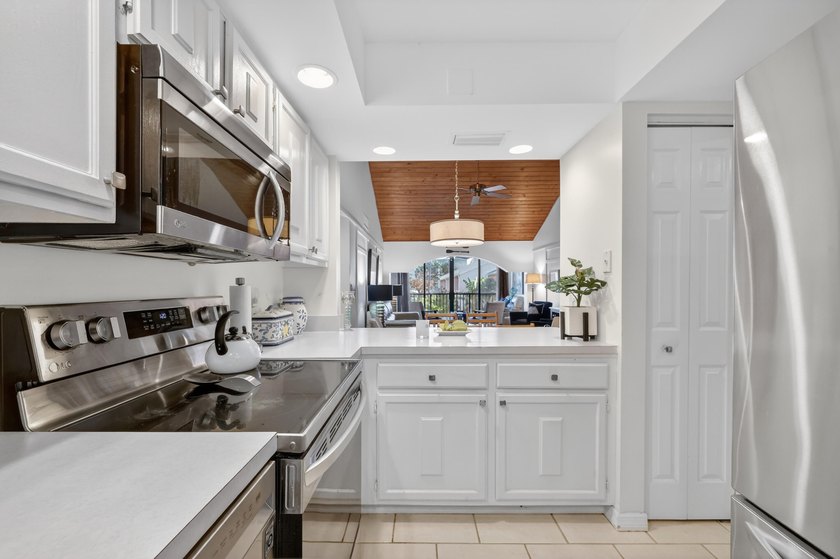 Hutchinson Island! Ocean Village! Beautiful 2 bedroom 2 bath - photo 8