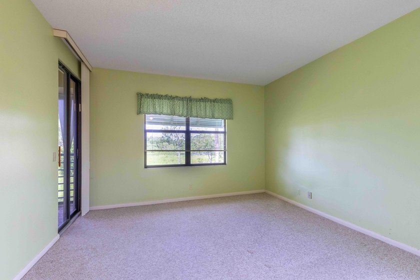 Spectacular 3 bedroom, 2 bath second floor condo WITH DETACHED - photo 13