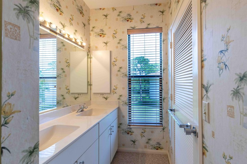 Spectacular 3 bedroom, 2 bath second floor condo WITH DETACHED - photo 17