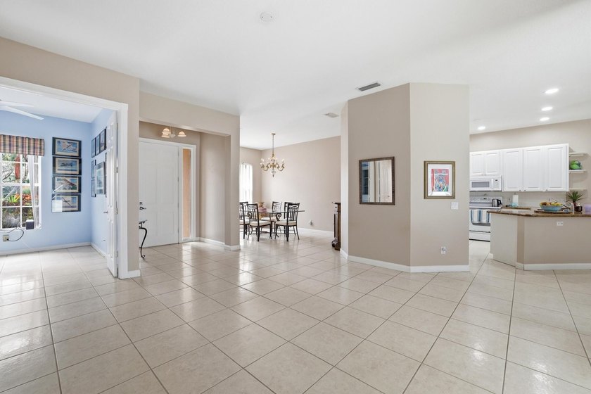 Come see this beautiful Windsor model in the popular Riverwalk - photo 4