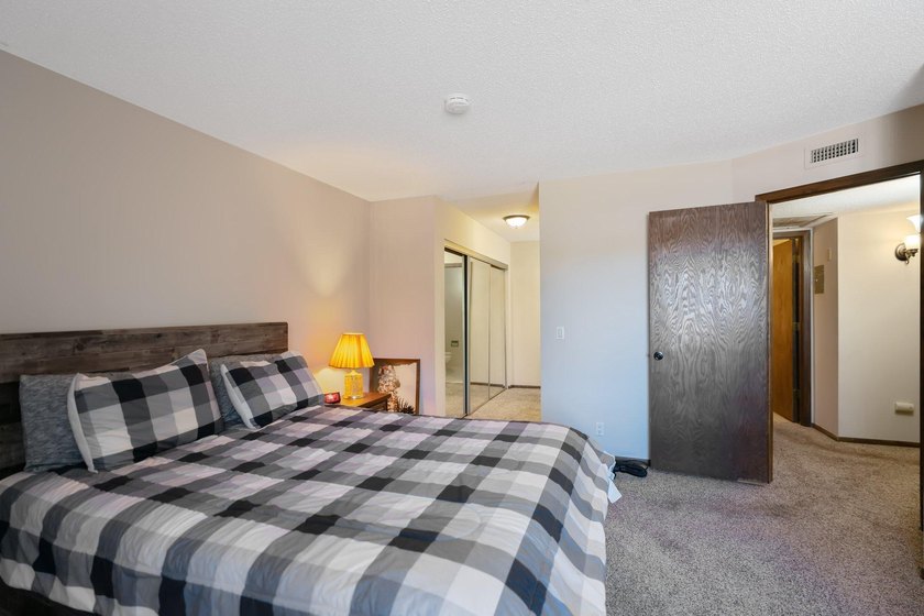 2 bedroom, 2 bathroom condo located in Crystal! When you walk in - photo 17
