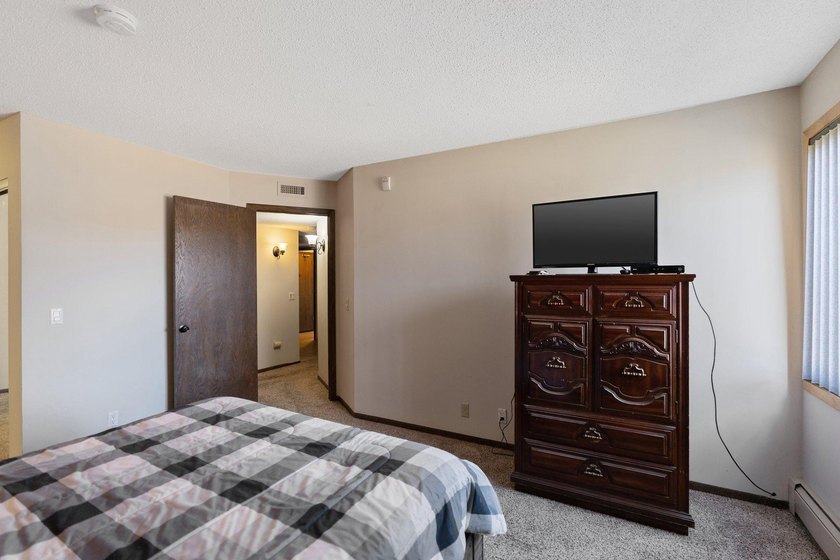 2 bedroom, 2 bathroom condo located in Crystal! When you walk in - photo 18
