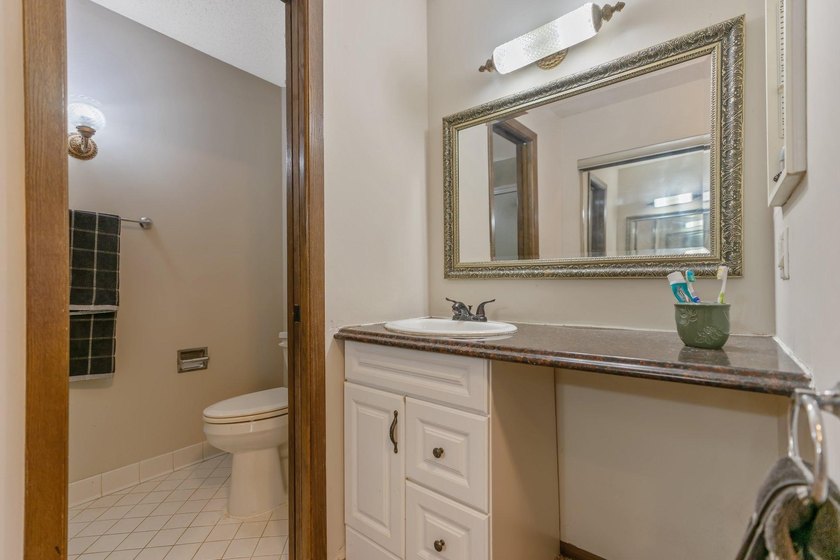 2 bedroom, 2 bathroom condo located in Crystal! When you walk in - photo 19
