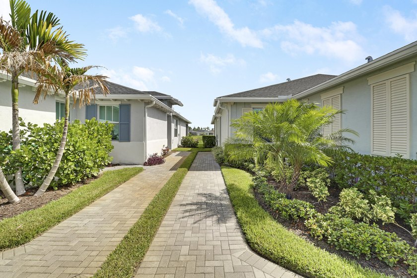 Better than new! CHARMING VILLA on a LAKE FRONT LOT in the - photo 6