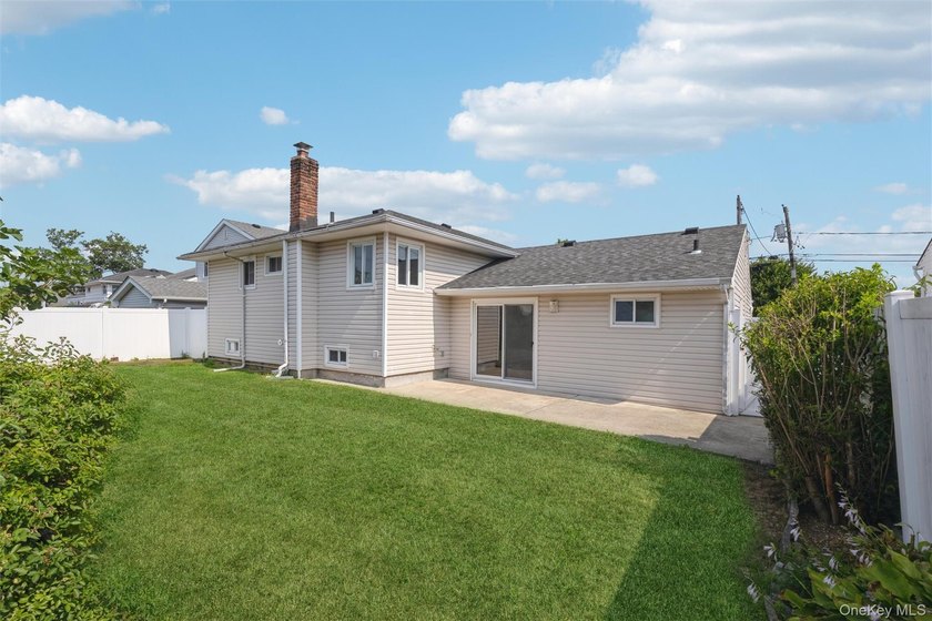 Welcome to this well-maintained three bedroom, one- and one-half - photo 21