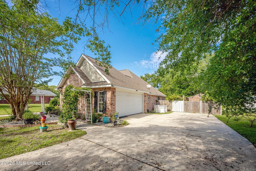 Looking for space, flexibility, and a neighborhood you'll love - photo 5