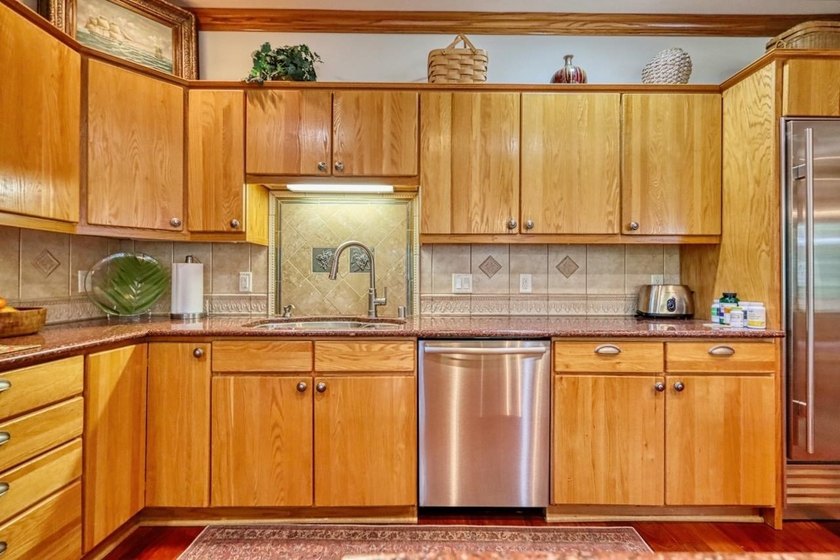 Expansive and beautifully refined 3,857 sq. ft. ranch in Maple - photo 17