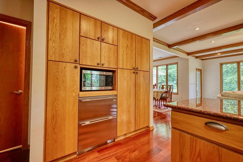 Expansive and beautifully refined 3,857 sq. ft. ranch in Maple - photo 19