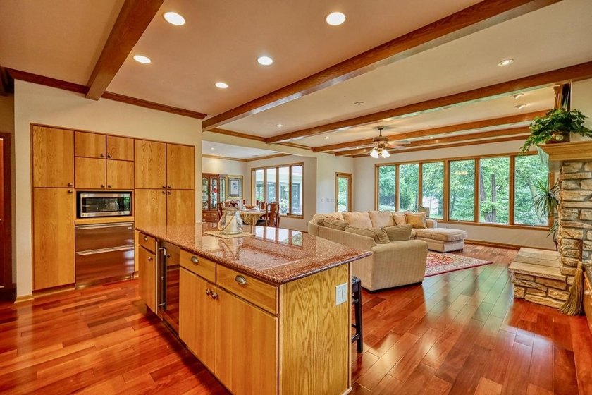 Expansive and beautifully refined 3,857 sq. ft. ranch in Maple - photo 20