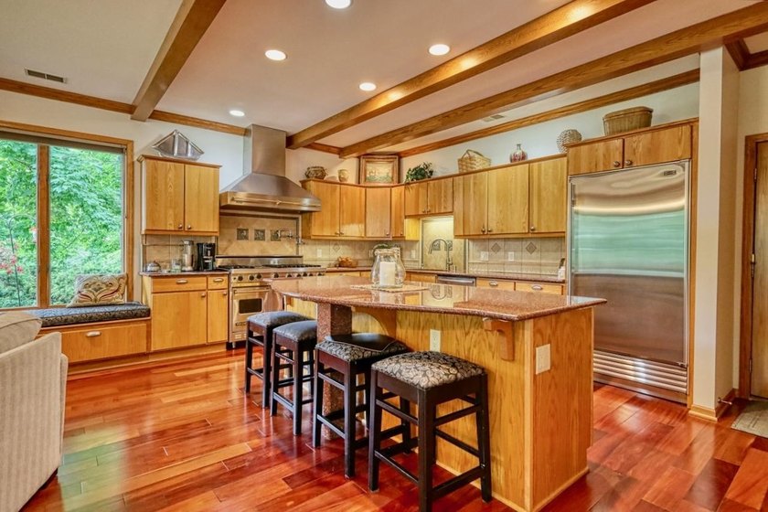 Expansive and beautifully refined 3,857 sq. ft. ranch in Maple - photo 22