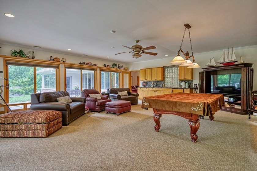 Expansive and beautifully refined 3,857 sq. ft. ranch in Maple - photo 24