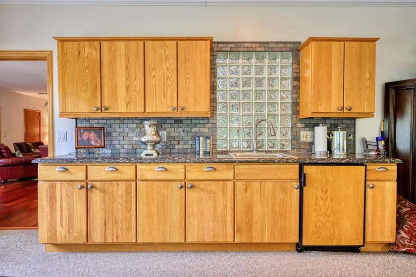 Expansive and beautifully refined 3,857 sq. ft. ranch in Maple - photo 25