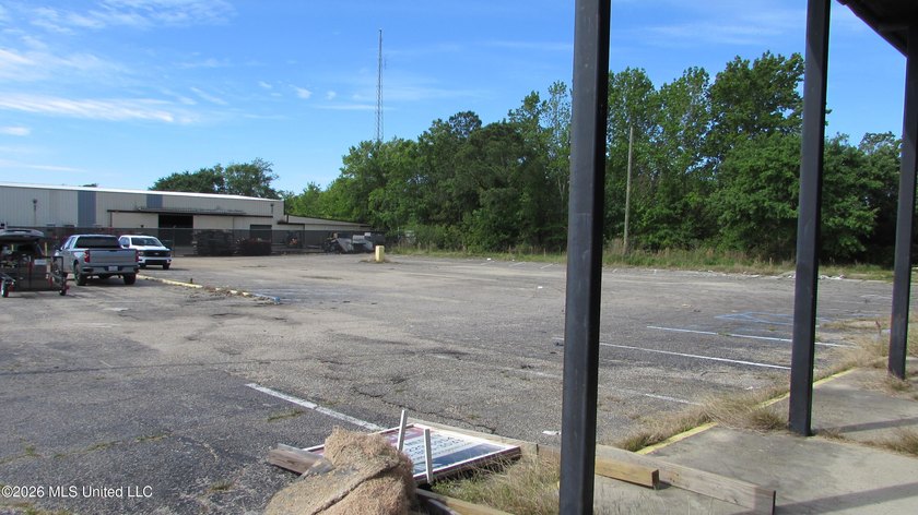 41K+ sq ft versatile office/warehouse, I-1 zoning, paved parking - photo 26
