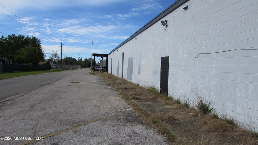 41K+ sq ft versatile office/warehouse, I-1 zoning, paved parking - photo 29